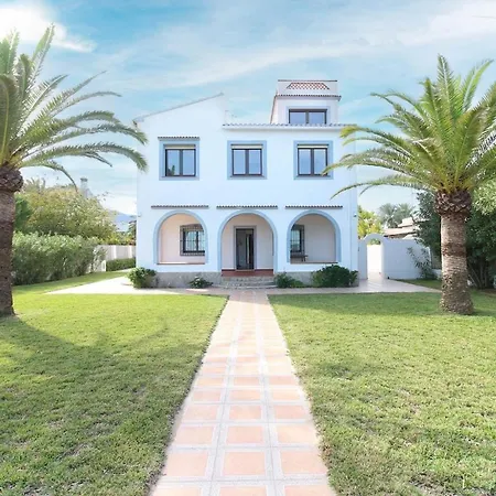 Villa Casa Ained - Beachfront Luxury