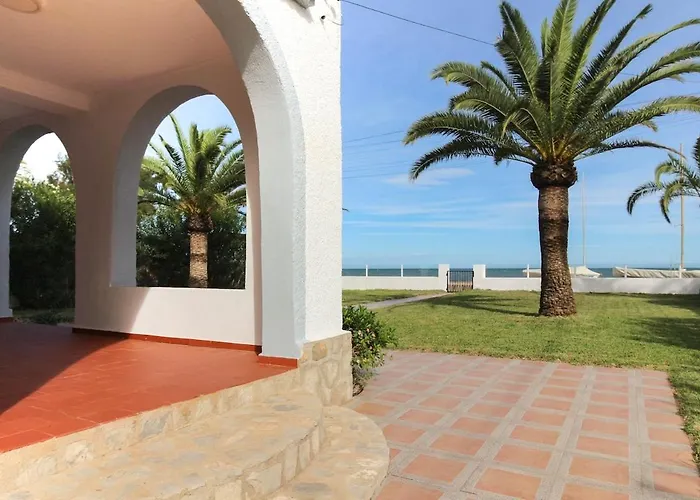 Casa Ained - Beachfront Luxury וילה